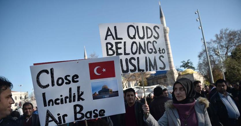 Al Quds appartiene ai musulmani. Al Quds  il nome arabo di Gerusalemme. (Cartello di protesta a  Istanbul oggi )